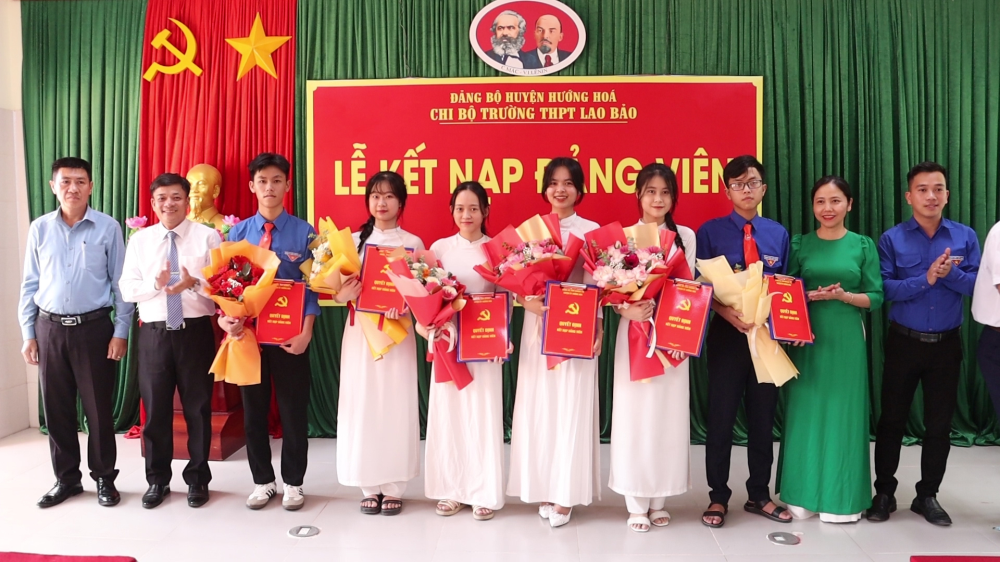 Kết nạp Đảng viên cho đoàn viên ưu tú tại Trường THPT Lao Bảo